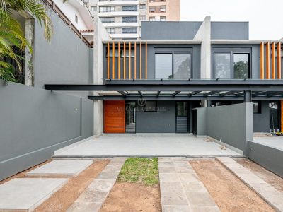 Casa à venda com 3 dormitórios, 155m² e 4 vagas no bairro Tristeza, Zona Sul de Porto Alegre