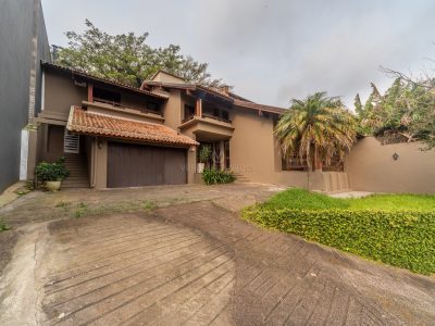Casa à venda com 3 dormitórios, 478m² e 4 vagas no bairro Jardim Isabel, Zona Sul de Porto Alegre