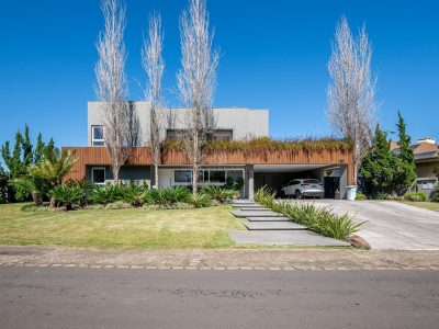 Casa em Condomínio à venda com 4 dormitórios, 478m² e 4 vagas no bairro Terra Ville, Zona Sul de Porto Alegre