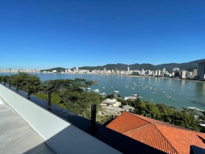Casa à venda com 4 dormitórios, 440m² e 4 vagas no bairro Canto da Praia em Itapema