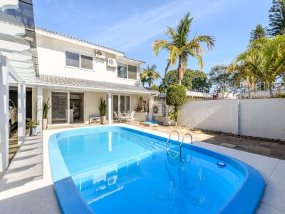 Casa à venda com 4 dormitórios, 301m² e 3 vagas no bairro Ipanema, Zona Sul de Porto Alegre