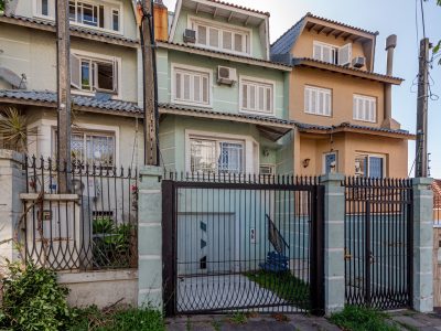 Casa à venda com 3 dormitórios, 160m² e 2 vagas no bairro Tristeza, Zona Sul de Porto Alegre
