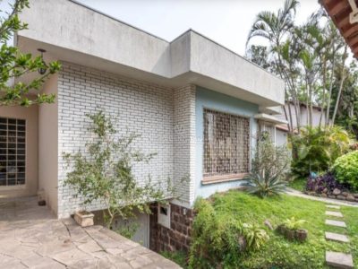 Casa à venda com 3 dormitórios, 350m² e 2 vagas no bairro Vila Assunção, Zona Sul de Porto Alegre