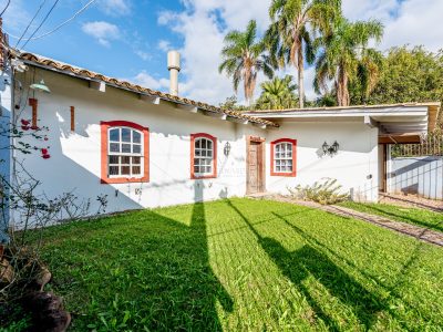 Casa à venda com 3 dormitórios, 239m² e 2 vagas no bairro Guarujá, Zona Sul de Porto Alegre