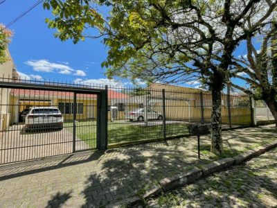 Casa à venda com 3 dormitórios, 461m² e 4 vagas no bairro Ipanema, Zona Sul de Porto Alegre