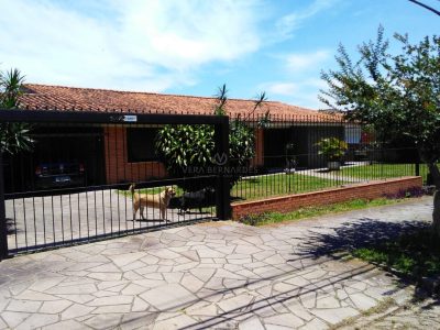Casa à venda com 4 dormitórios, 400m² e 4 vagas no bairro Vila Assunção, Zona Sul de Porto Alegre