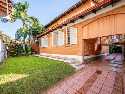 Casa à venda com 5 dormitórios, 400m² e 4 vagas no bairro Tristeza, Zona Sul de Porto Alegre