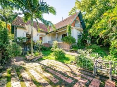 Casa à venda com 4 dormitórios, 374m² e 4 vagas no bairro Vila Assunção, Zona Sul de Porto Alegre