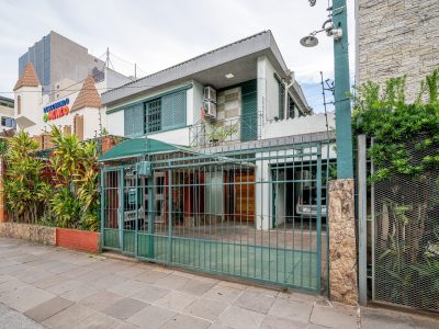 Casa à venda com 5 dormitórios, 275m² e 4 vagas no bairro Menino Deus, Zona Sul de Porto Alegre