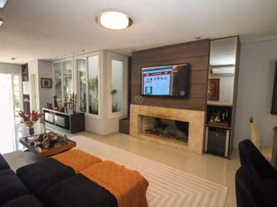 Casa à venda com 3 dormitórios, 123m² e 2 vagas no bairro Hípica, Zona Sul de Porto Alegre