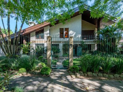 Casa à venda com 5 dormitórios, 421m² e 5 vagas no bairro Jardim Isabel em Porto Alegre