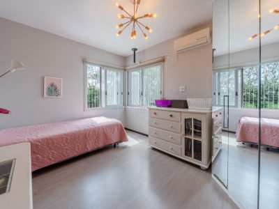 Casa à venda com 3 dormitórios, 187m² e 3 vagas no bairro Nonoai, Zona Sul de Porto Alegre