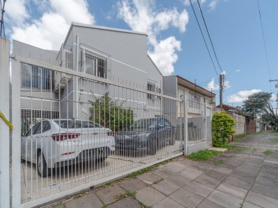 Casa à venda com 3 dormitórios, 187m² e 3 vagas no bairro Nonoai, Zona Sul de Porto Alegre