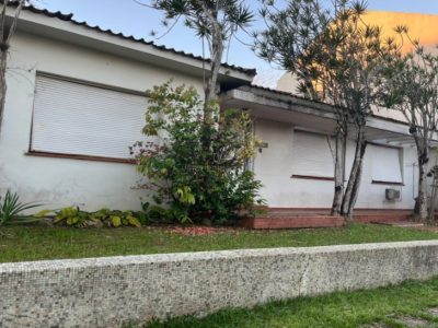 Casa Térrea à venda com 2 dormitórios, 135m² e 2 vagas no bairro Vila Assunção, Zona Sul de Porto Alegre