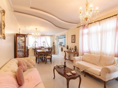 Casa à venda com 3 dormitórios, 280m² e 2 vagas no bairro Vila Assunção, Zona Sul de Porto Alegre