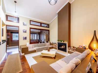 Casa à venda com 3 dormitórios, 720m² e 4 vagas no bairro Vila Nova, Zona Sul de Porto Alegre