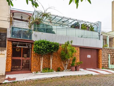 Casa à venda com 5 dormitórios, 321m² e 2 vagas no bairro Menino Deus, Zona Sul de Porto Alegre