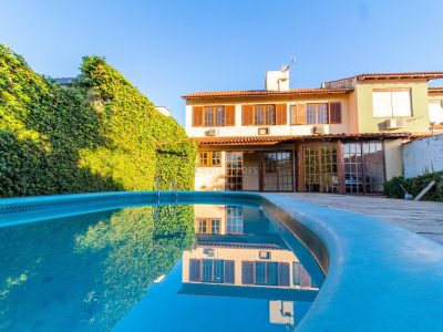Casa à venda com 3 dormitórios, 180m² e 3 vagas no bairro Ipanema, Zona Sul de Porto Alegre