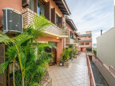 Casa em Condomínio à venda com 3 dormitórios, 260m² e 3 vagas no bairro Vila Conceição, Zona Sul de Porto Alegre