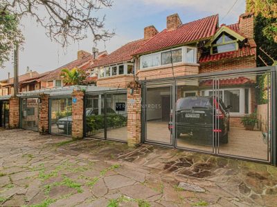 Casa à venda com 3 dormitórios, 177m² e 2 vagas no bairro Tristeza, Zona Sul de Porto Alegre