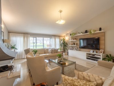 Casa Térrea à venda com 3 dormitórios, 214m² e 2 vagas no bairro Cristal em Porto Alegre