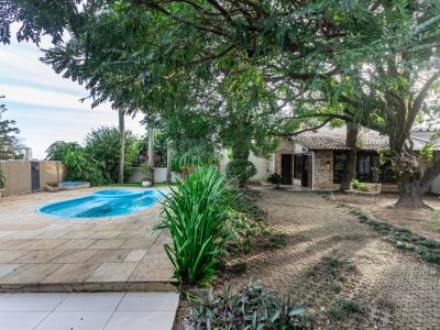 Casa à venda com 3 dormitórios, 269m² e 2 vagas no bairro Vila Assunção, Zona Sul de Porto Alegre