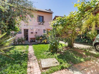 Casa à venda com 3 dormitórios, 240m² e 4 vagas no bairro Guarujá, Zona Sul de Porto Alegre