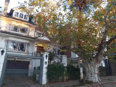 Casa à venda com 3 dormitórios, 286m² e 2 vagas no bairro Vila Conceição, Zona Sul de Porto Alegre