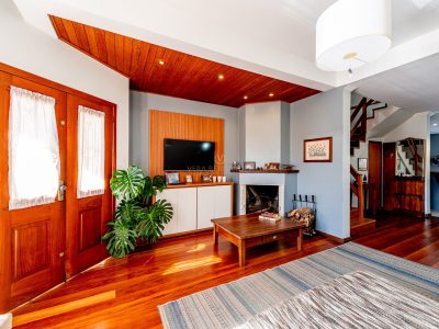 Casa à venda com 3 dormitórios, 182m² e 2 vagas no bairro Guarujá, Zona Sul de Porto Alegre