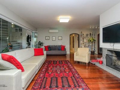 Casa à venda com 5 dormitórios, 648m² e 4 vagas no bairro Sétimo Céu, Zona Sul de Porto Alegre