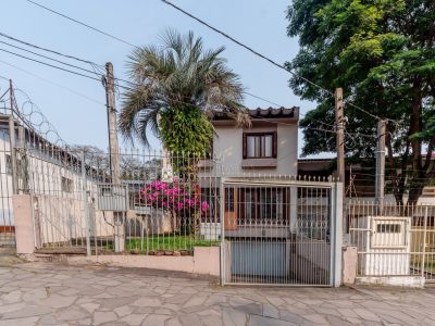 Casa à venda com 4 dormitórios, 250m² e 2 vagas no bairro Glória, Zona Sul de Porto Alegre