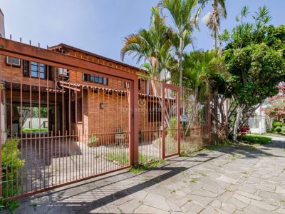 Casa à venda com 3 dormitórios, 184m² e 2 vagas no bairro Ipanema, Zona Sul de Porto Alegre