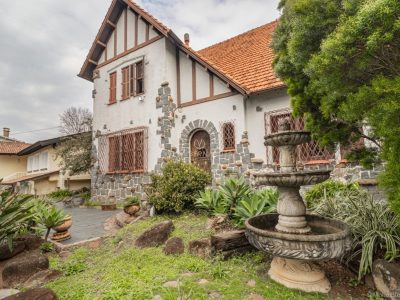 Casa à venda com 4 dormitórios, 350m² e 2 vagas no bairro Vila Assunção, Zona Sul de Porto Alegre