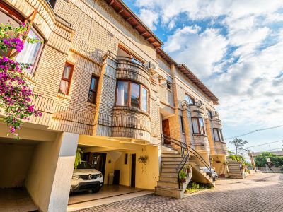 Casa em Condomínio à venda com 3 dormitórios, 204m² e 2 vagas no bairro Cristal, Zona Sul de Porto Alegre