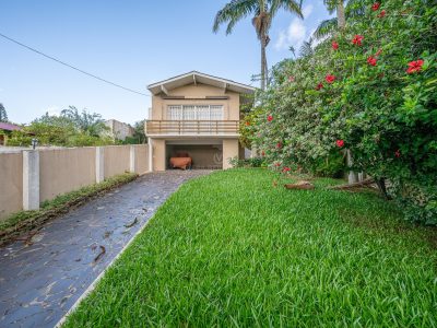 Casa à venda com 3 dormitórios, 303m² e 2 vagas no bairro Tristeza, Zona Sul de Porto Alegre