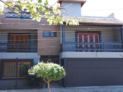 Casa à venda com 3 dormitórios, 240m² e 2 vagas no bairro Ipanema, Zona Sul de Porto Alegre