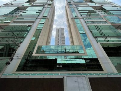 Apartamento à venda com 4 dormitórios, 228m² e 3 vagas no bairro Meia Praia em Itapema