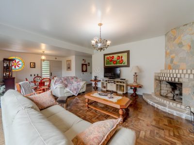 Casa à venda com 5 dormitórios, 280m² e 2 vagas no bairro Jardim Isabel, Zona Sul de Porto Alegre