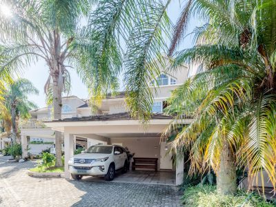 Casa em Condomínio à venda com 3 dormitórios, 205m² e 3 vagas no bairro Pedra Redonda, Zona Sul de Porto Alegre