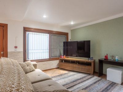 Casa à venda com 6 dormitórios, 342m² e 2 vagas no bairro Tristeza, Zona Sul de Porto Alegre