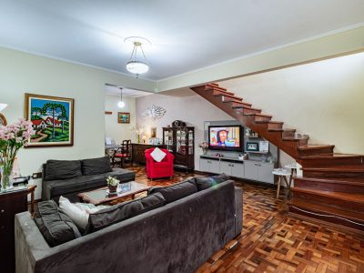 Casa à venda com 4 dormitórios, 206m² e 3 vagas no bairro Glória, Zona Sul de Porto Alegre