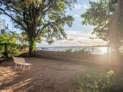 Casa à venda com 4 dormitórios, 140m² e 4 vagas no bairro Tristeza, Zona Sul de Porto Alegre
