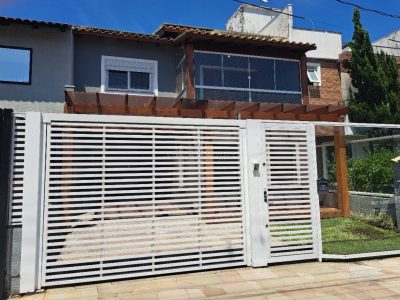 Casa à venda com 3 dormitórios, 150m² e 2 vagas no bairro Hípica, Zona Sul de Porto Alegre