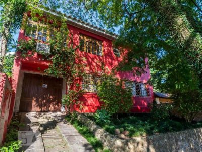Casa à venda com 4 dormitórios, 176m² e 3 vagas no bairro Tristeza, Zona Sul de Porto Alegre