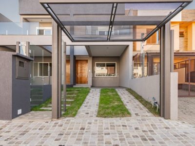 Casa à venda com 3 dormitórios, 122m² e 2 vagas no bairro Guarujá, Zona Sul de Porto Alegre