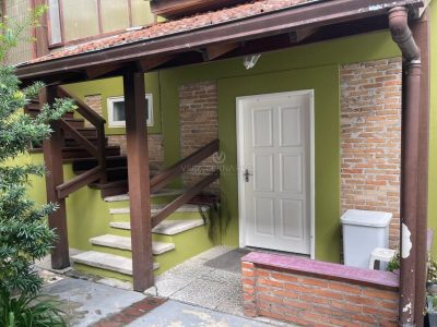 Casa à venda com 3 dormitórios, 180m² e 6 vagas no bairro Tristeza, Zona Sul de Porto Alegre