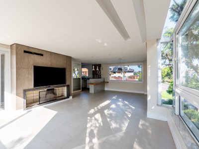 Casa à venda com 3 dormitórios, 210m² e 2 vagas no bairro Tristeza, Zona Sul de Porto Alegre