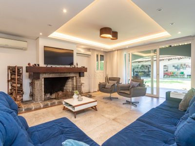 Casa à venda com 3 dormitórios, 356m² e 3 vagas no bairro Ipanema, Zona Sul de Porto Alegre