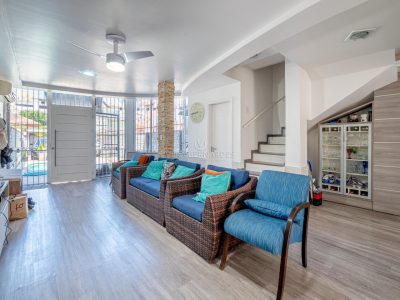 Casa à venda com 3 dormitórios, 230m² e 2 vagas no bairro Cristal em Porto Alegre