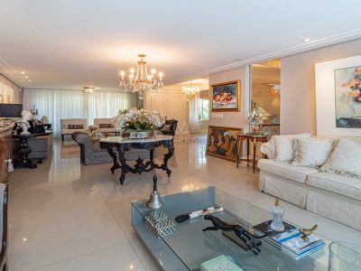 Casa à venda com 5 dormitórios, 817m² e 4 vagas no bairro Vila Assunção, Zona Sul de Porto Alegre
